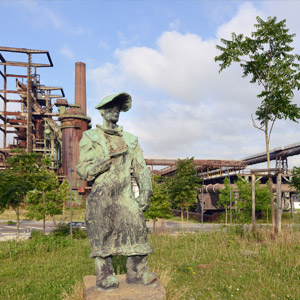 Dortmund PHOENIX West Blick auf Statue